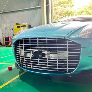 Mặt calang xe Aston martin